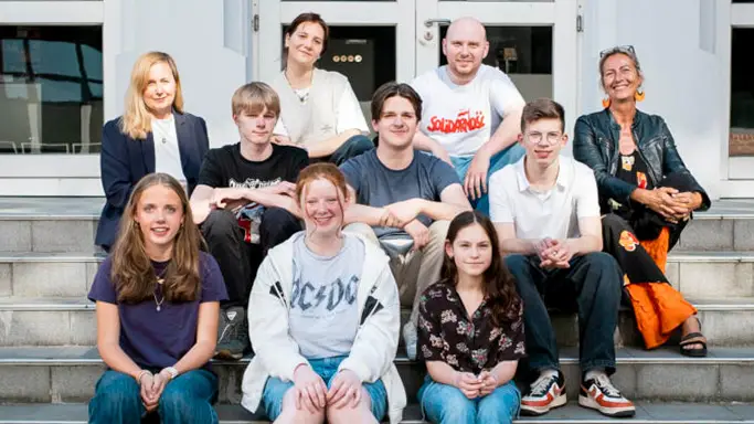 Lukas Metzinger und Elena Nicodemus, sowie Annekathrin Edelmann mit den jungen Akteuren des Stücks „Da ist nur eine Welt“.