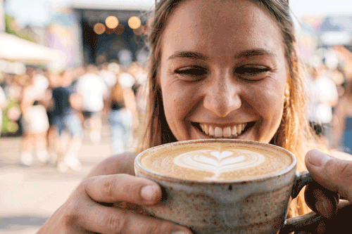 Ein ejunge Frau trinkt Kaffe beim cooldown°earth festival 2026